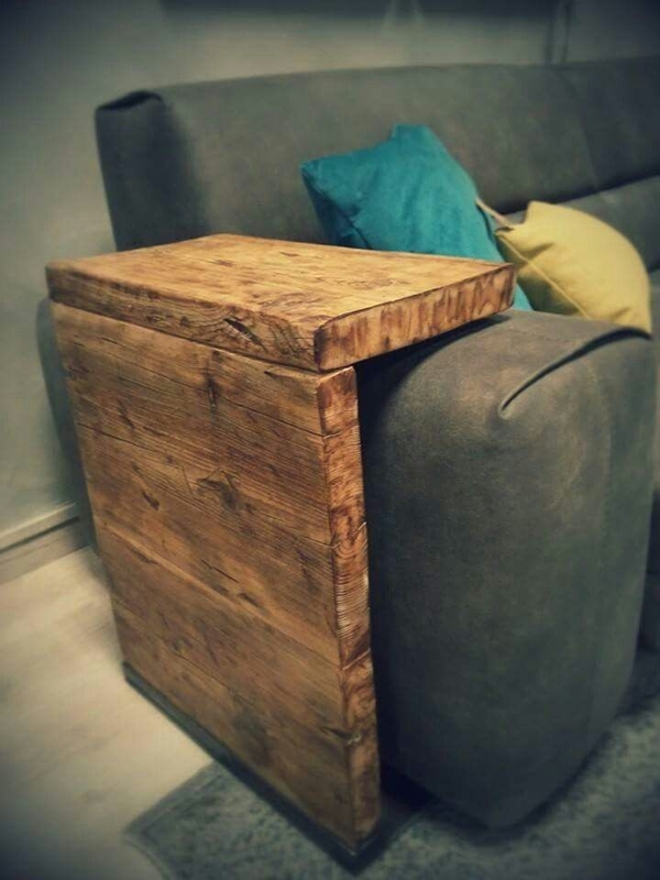 Kanapé támlaasztalka Kanapé támlaasztalka