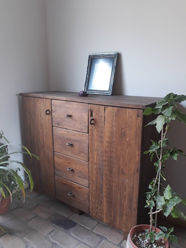 Komód sötétben Komód sötétben