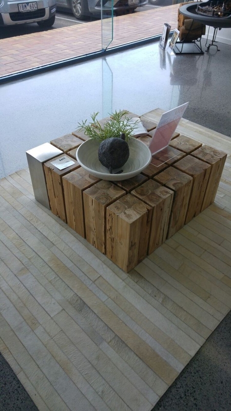 Dohányzó asztal fémmel kiegészítve Dohányzó asztal fémmel kiegészítve