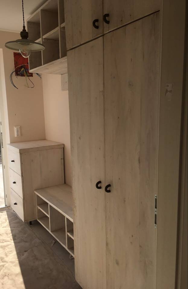 Koptatott fehér beépített szekrény Koptatott fehér beépített szekrény