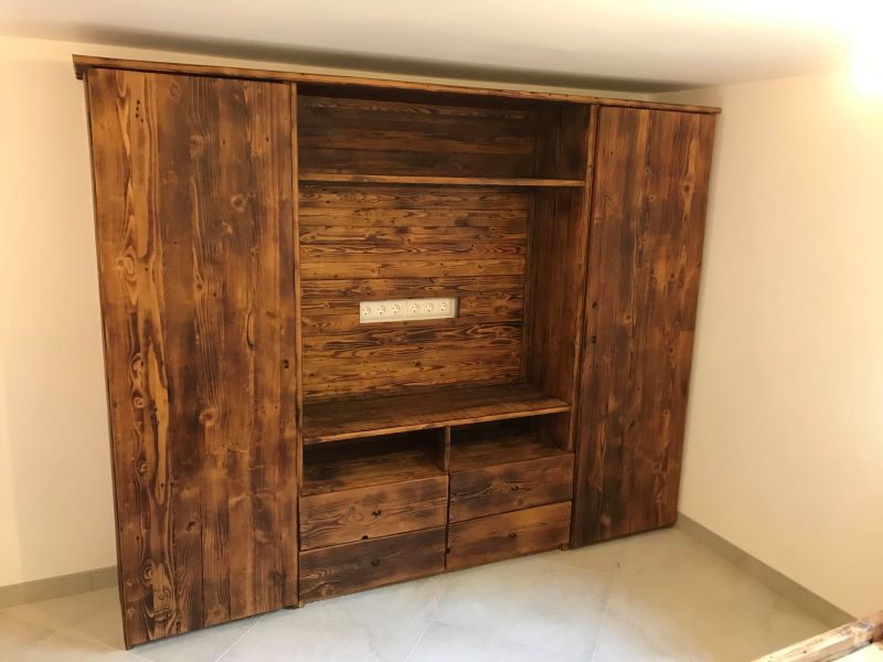 TV ÁLLVÁNY SZEKRÉNNYEL KÖRBEVÉVE TV ÁLLVÁNY SZEKRÉNNYEL KÖRBEVÉVE