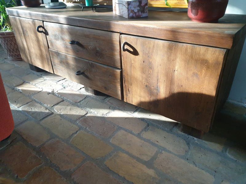 KOMÓD A NAPBAN KOMÓD A NAPBAN